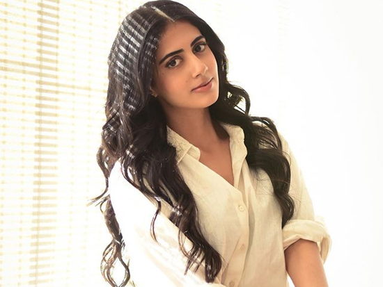 Trendy Looks Of Gehna Sippy In Modern Outfit